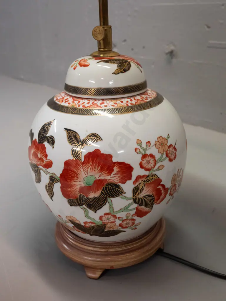 Chinese porcelain based table lamp - ginger jar shape, with wooden base, floral & gilt decoration H-580 Image 1++
