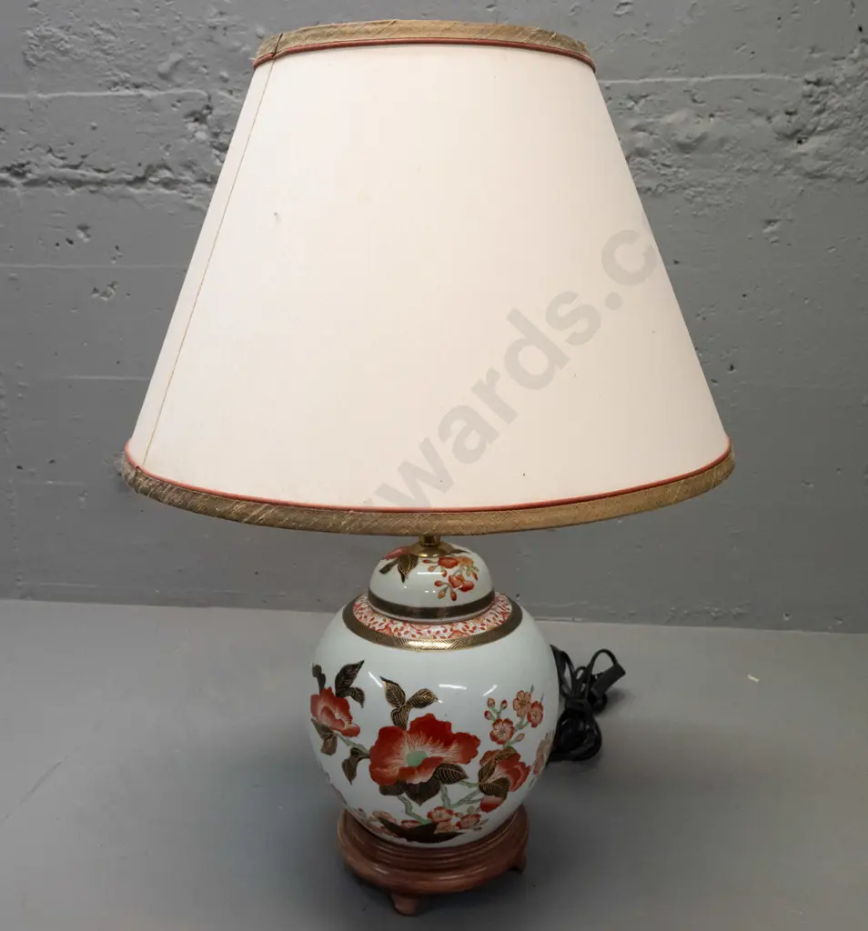 Chinese porcelain based table lamp - ginger jar shape, with wooden base, floral & gilt decoration H-580 Image 1++