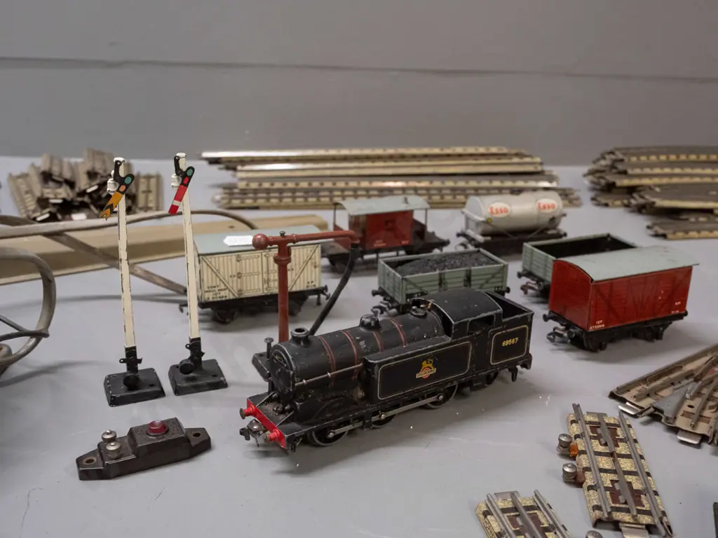 vintage Meccano / Hornby Dublo train set with transformer, locomotive and rolling stock, assorted track pieces, level Image 1++