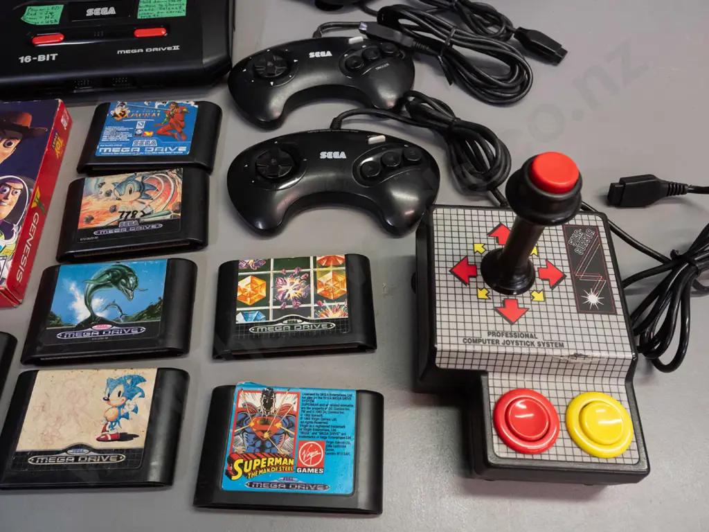 Sega Mega-Drive II 16 Bit video game console with 5 controllers, power supply, 14 game cartridges and a few booklets Image 1++