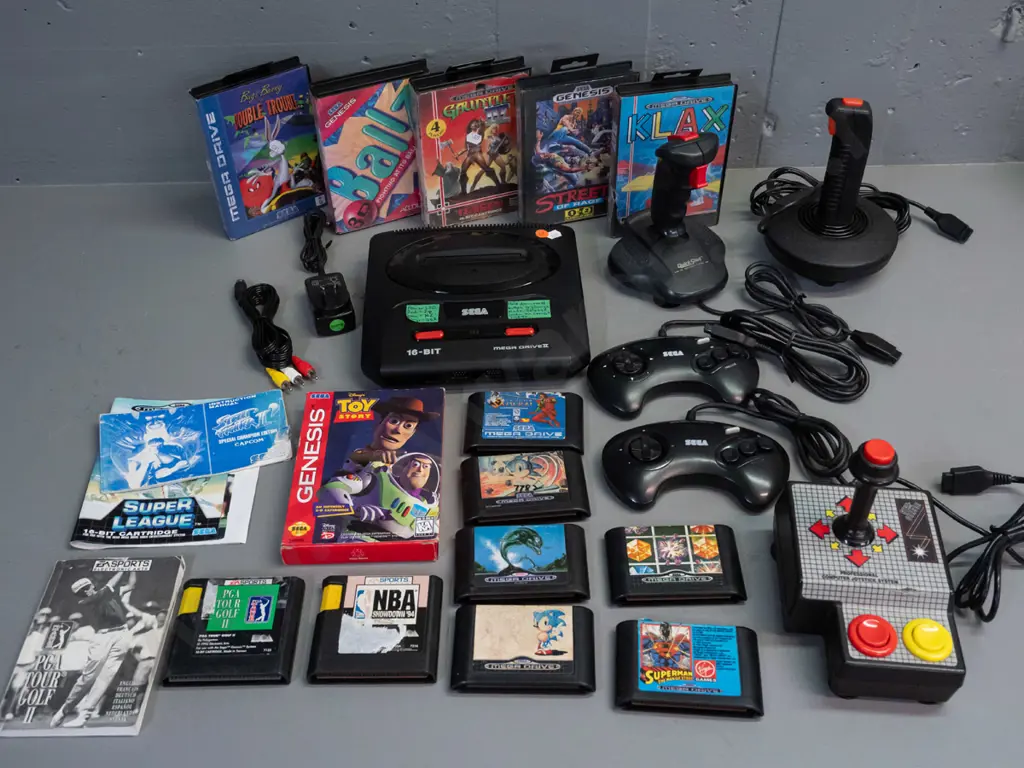 Sega Mega-Drive II 16 Bit video game console with 5 controllers, power supply, 14 game cartridges and a few booklets Image 1++