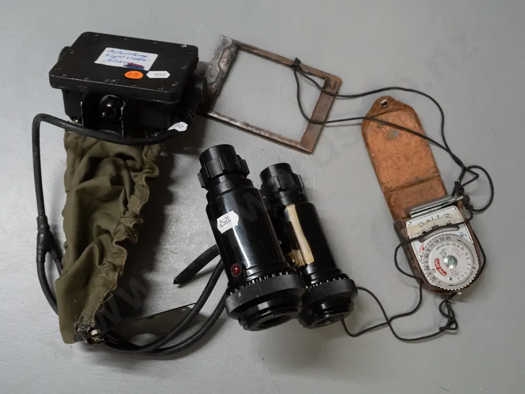1970s? British Army night vision binoculars with battery casing and storage pouch - binoculars L-140 W-120 Image 1++