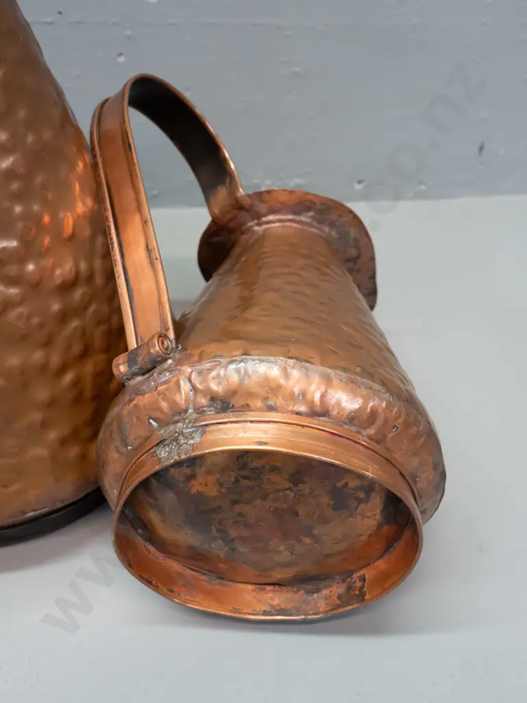 2 vintage beaten copper jugs with scroll-end handles, no maker's mark, some discolouration inside, larger is H-335 L-300 Image 1++