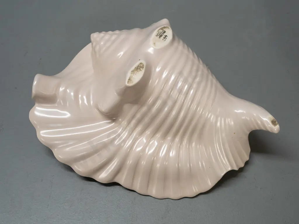 Poole twintone sepia and mushroom 3-footed shell vase number C54 - H-120 L-290 Image 1++