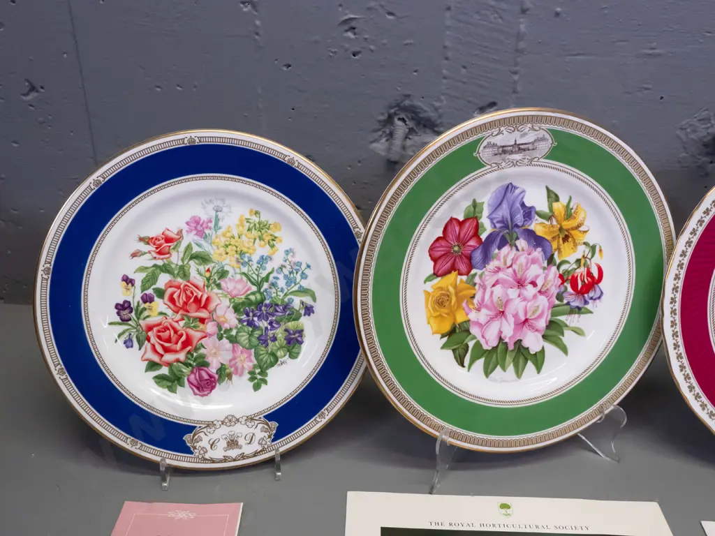 4 boxed Royal Horticultural Society flower plates - Wedgwood, Worcester and 2 Royal Doulton - each D-230, includes Image 1++