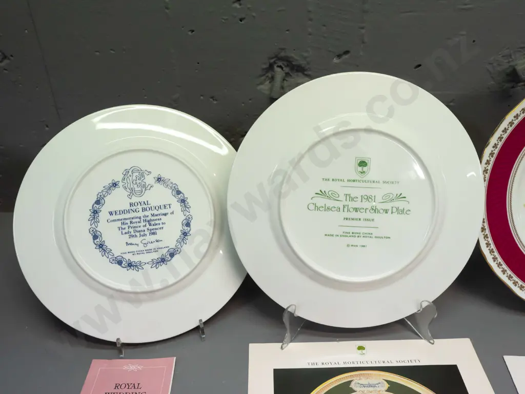 4 boxed Royal Horticultural Society flower plates - Wedgwood, Worcester and 2 Royal Doulton - each D-230, includes Image 1++