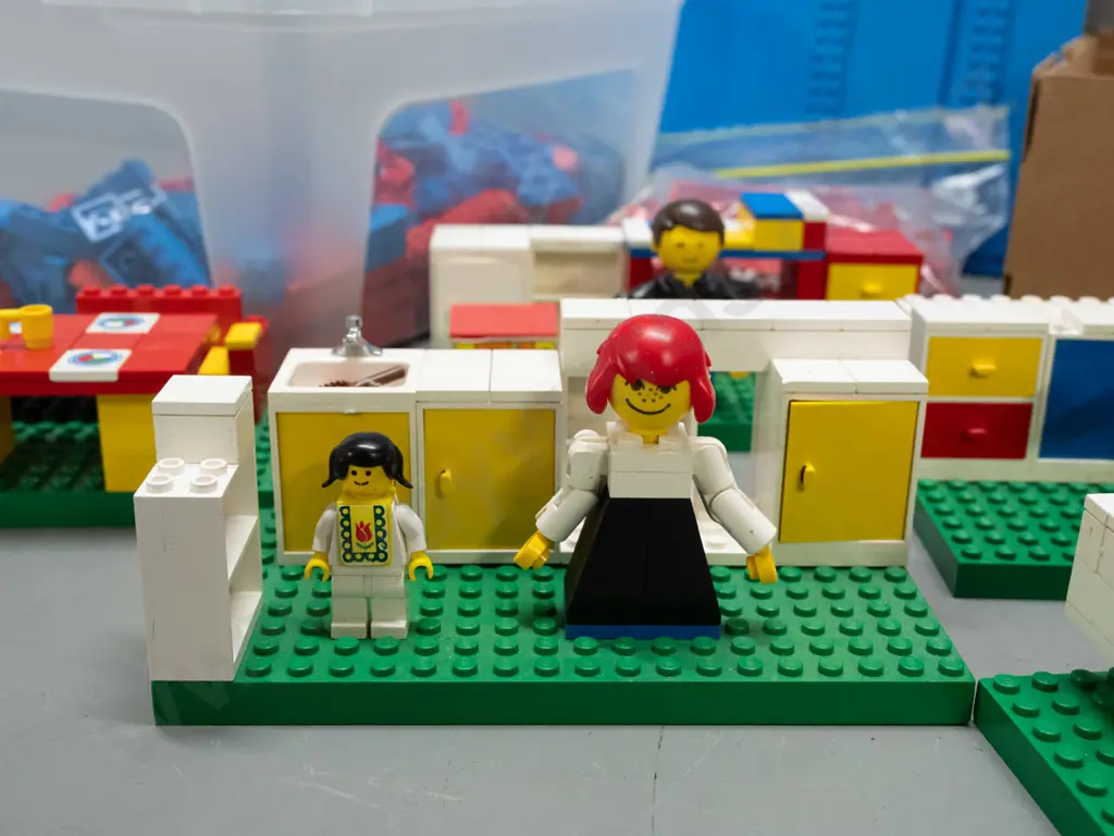 assorted 1970s / 80s "house" Lego with 6 green plates and 4 blue plates, assorted figures, kitchen and bathroom items, Image 1++