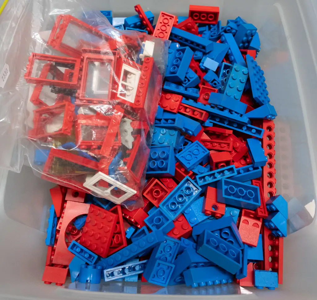 assorted 1970s / 80s "house" Lego with 6 green plates and 4 blue plates, assorted figures, kitchen and bathroom items, Image 1++