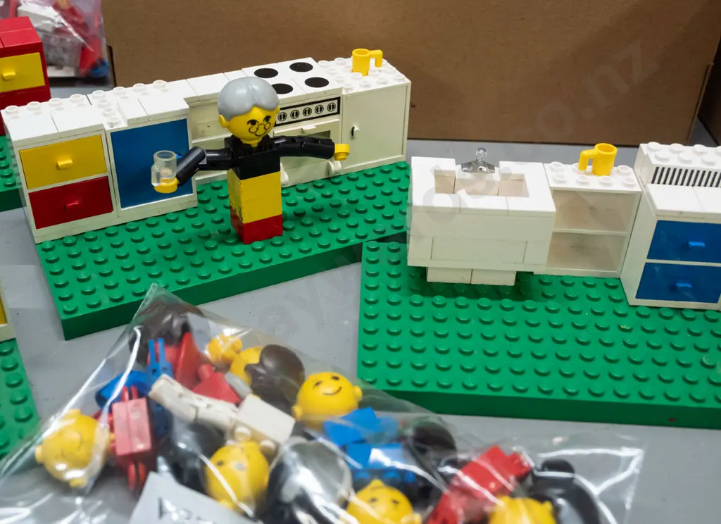 assorted 1970s / 80s "house" Lego with 6 green plates and 4 blue plates, assorted figures, kitchen and bathroom items, Image 1++