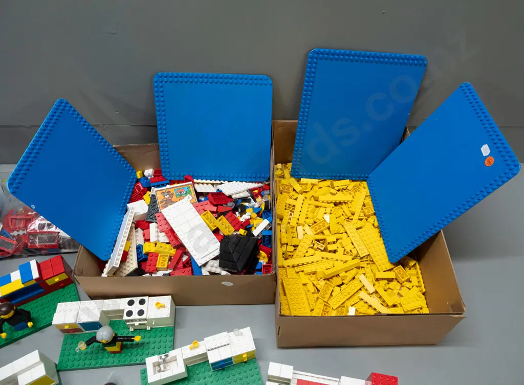 assorted 1970s / 80s "house" Lego with 6 green plates and 4 blue plates, assorted figures, kitchen and bathroom items, Image 1++