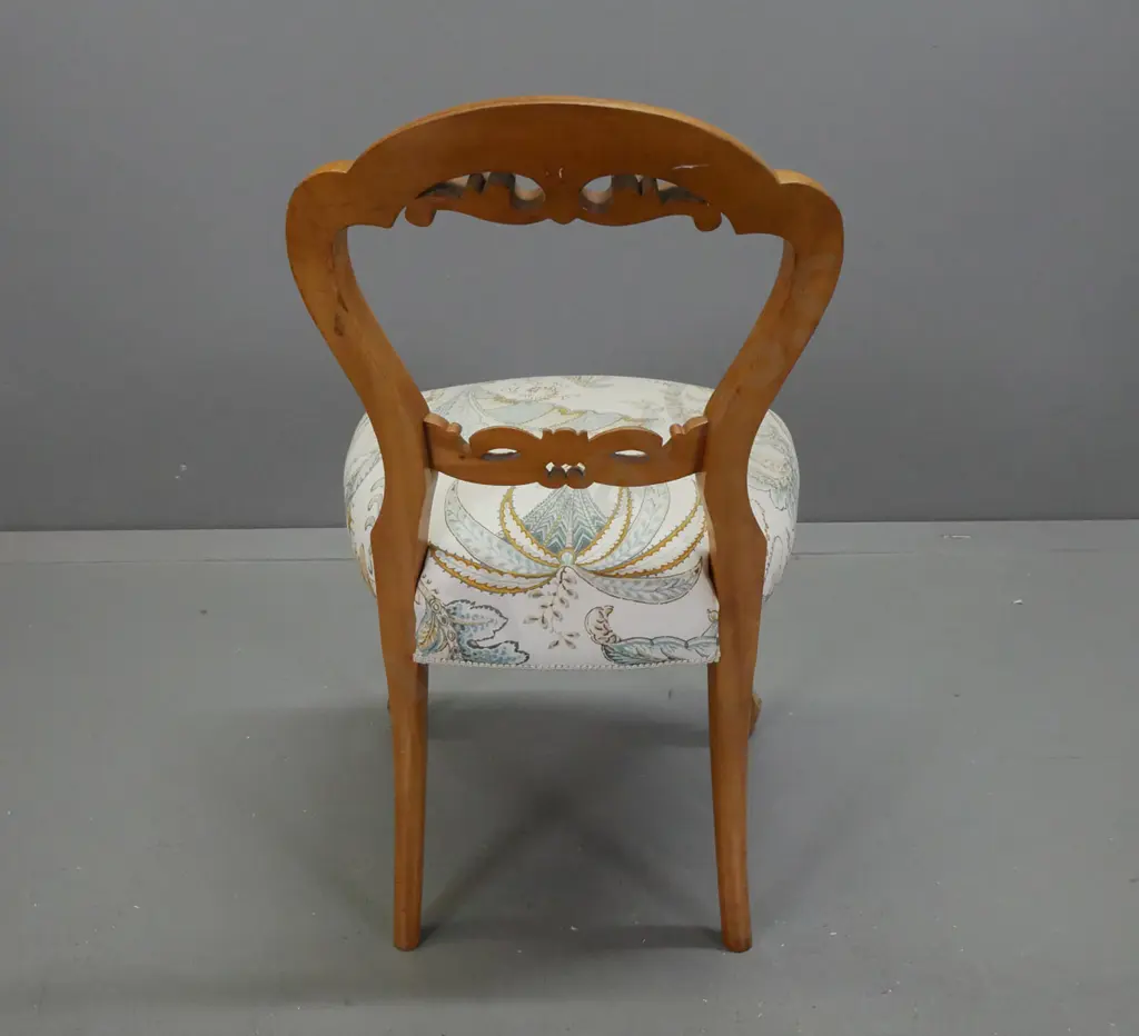 4 vintage mahogany cab-leg balloon back chairs with carved back splat and top rail - fading / wear to finish, some wear, Image 1++