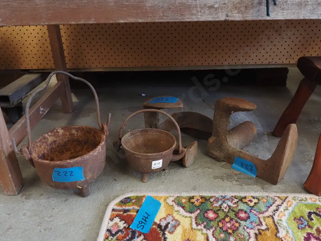 2x rusty glue pots, 2x rusty shoe lasts Image 1++