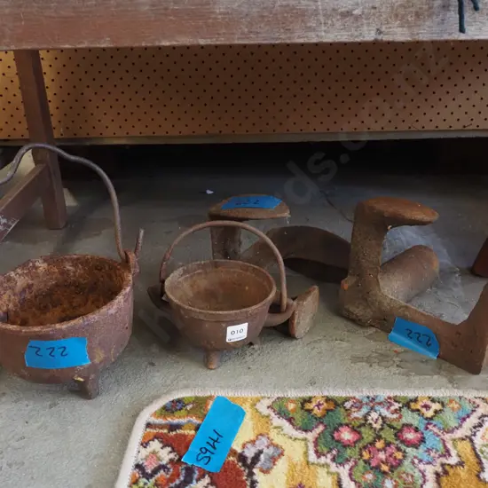 2x rusty glue pots, 2x rusty shoe lasts