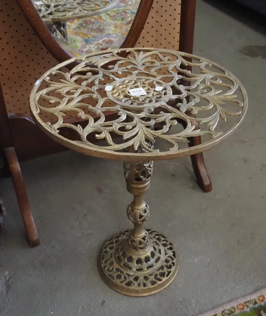 cast alloy wine table Image 1++