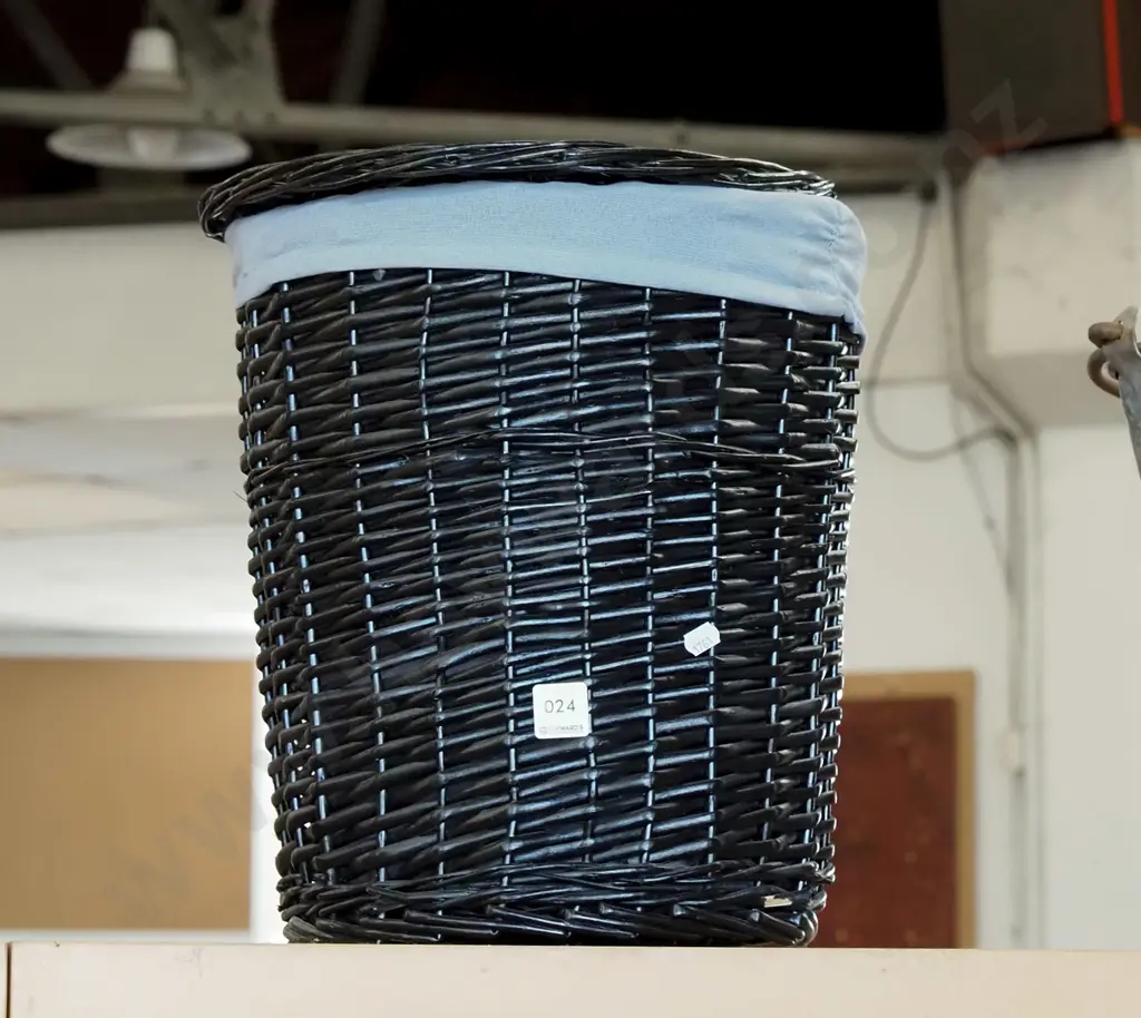 small cane laundry hamper H370 Image 1++