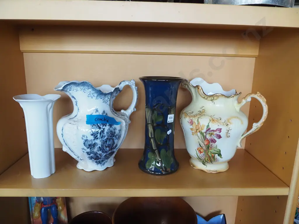 shelf; wash jugs, vases Tallest vase H295 Image 1++