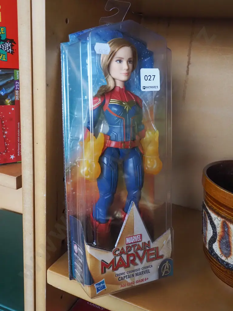 boxed as new Captain Marvel Cosmic action figurine Image 1++