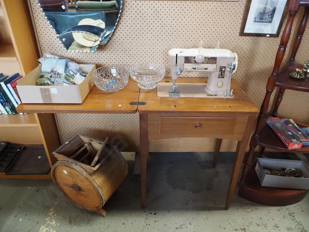 Singer sewing machine, sewing table Image 1++