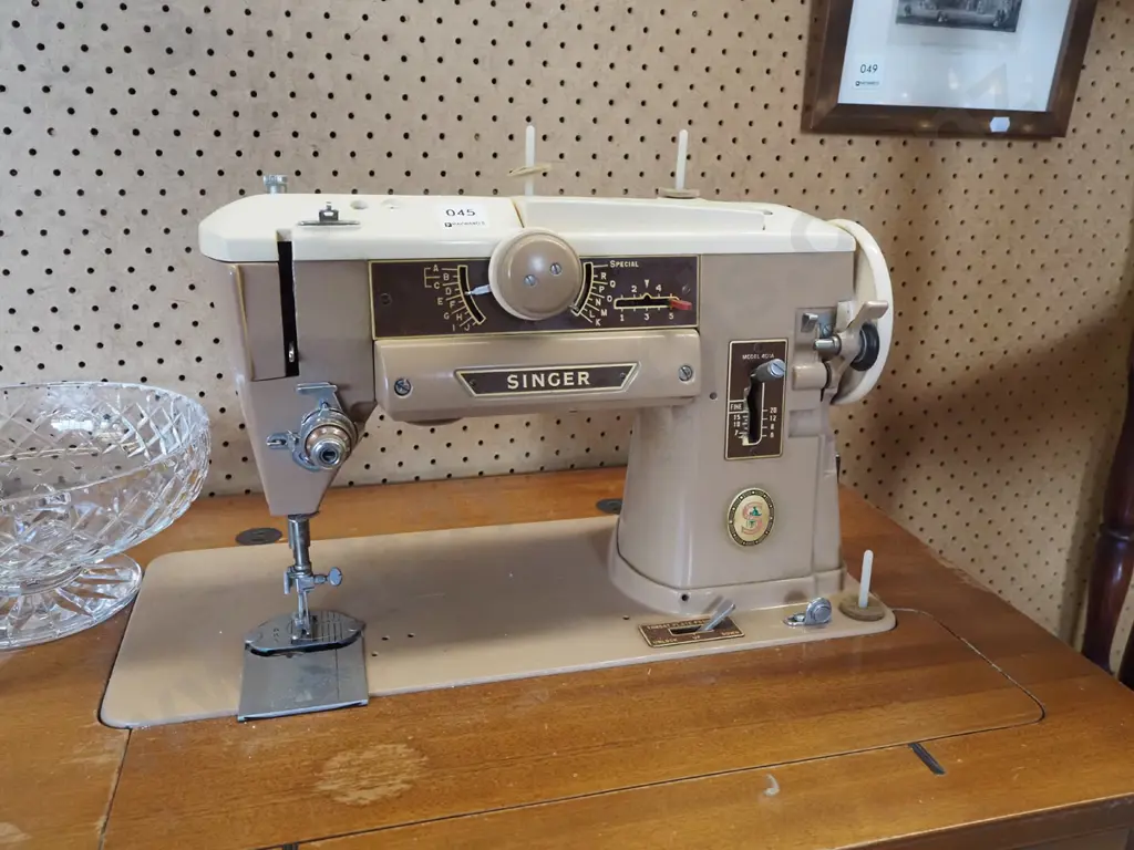 Singer sewing machine, sewing table Image 1++