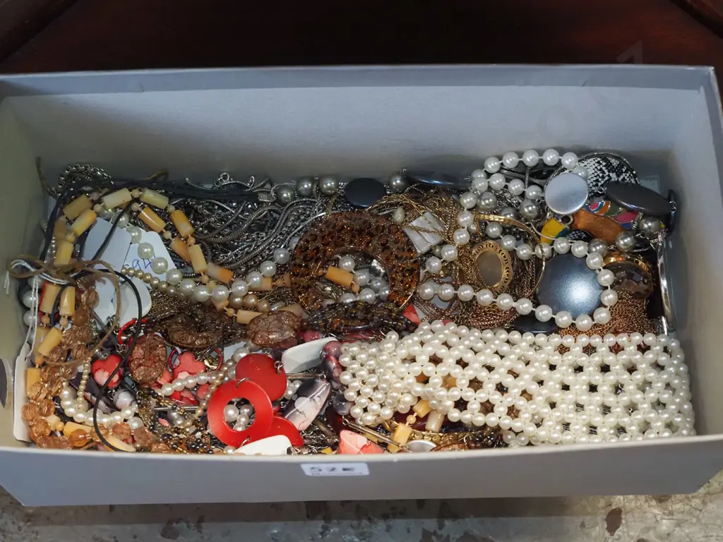box of costume jewellery Image 1++