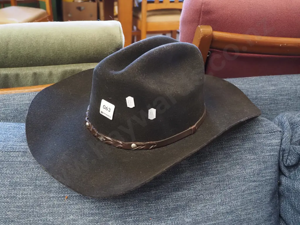 black felt size 61 cowboy hat Image 1++