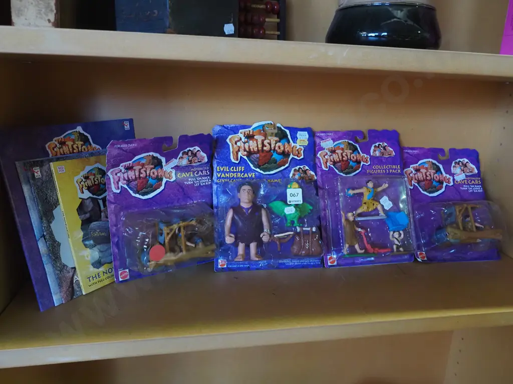 boxed as new Flintstone movie figurines and books Image 1++