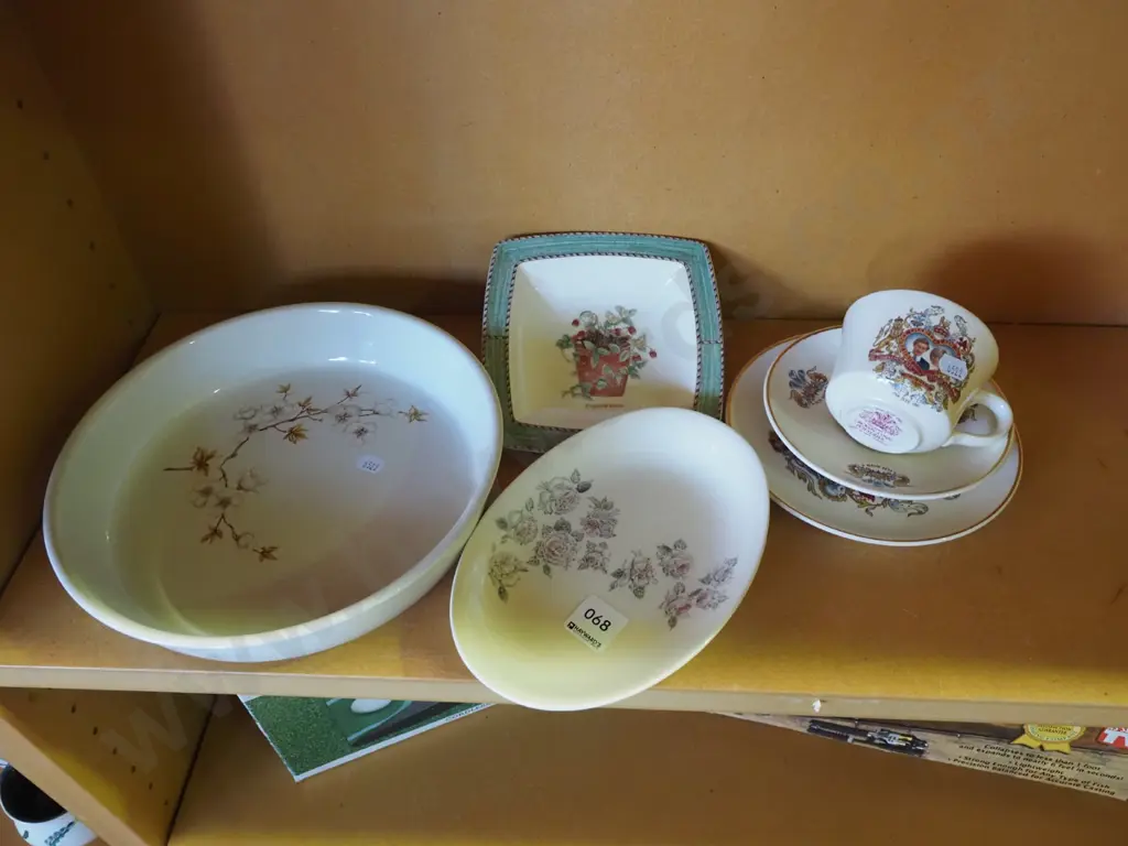 Crown Lynn royal wedding trios, baking dish etc Image 1++