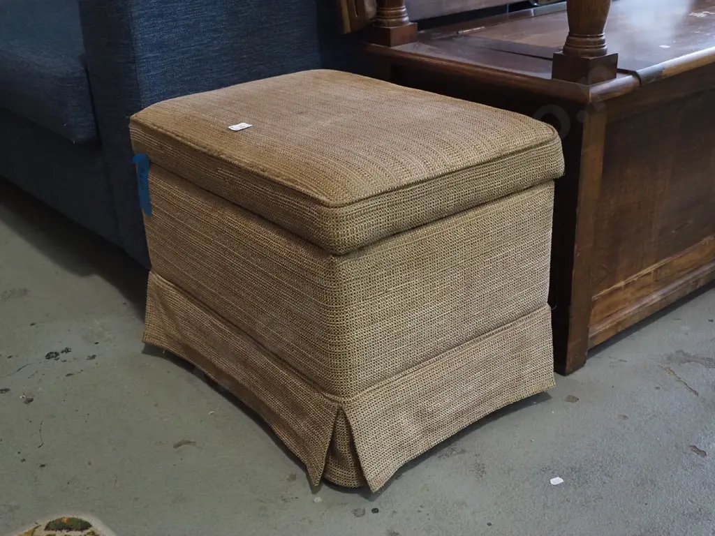 fawn storage ottoman Image 1++