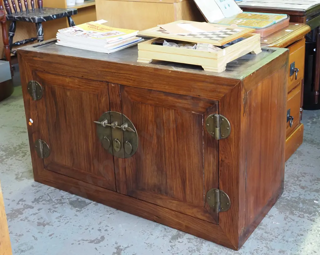 Asian 2 door cupboard H550 W900 D400 Image 1++