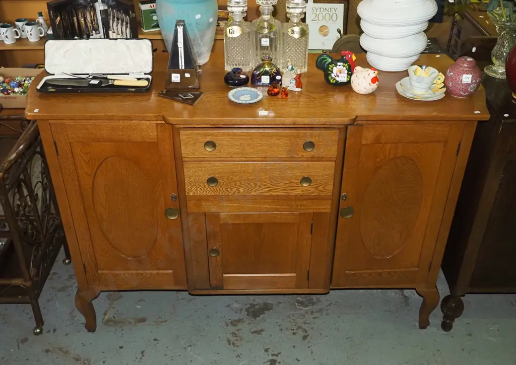 oak cab leg buffet sideboard with 3 doors and 2 drawers - resurfaced Image 1++