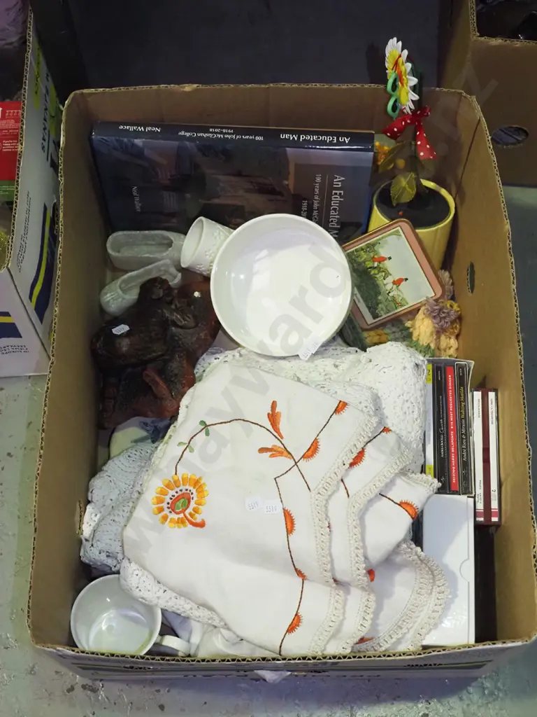 box; linen, tablecloths, CDs etc Image 1++