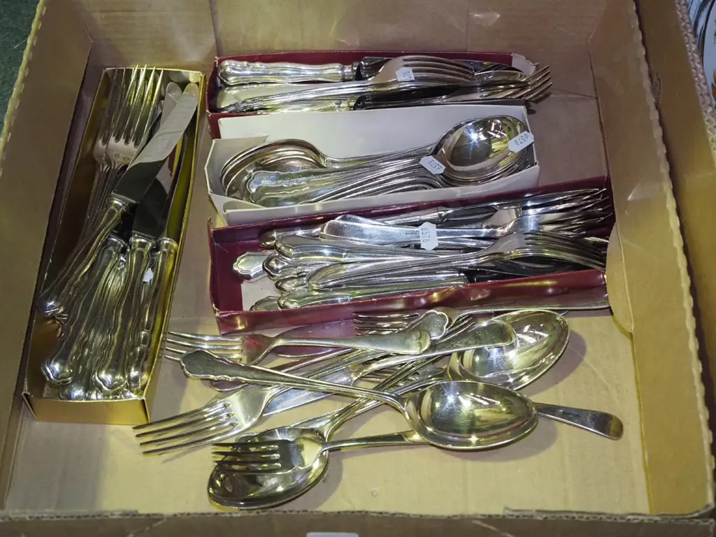 box of cutlery Image 1++