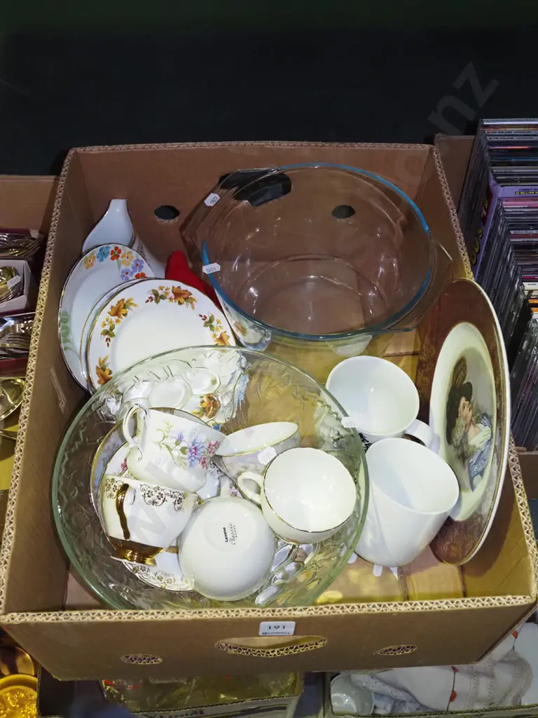 box; glass bowls, teacups, coffee mugs etc Image 1++