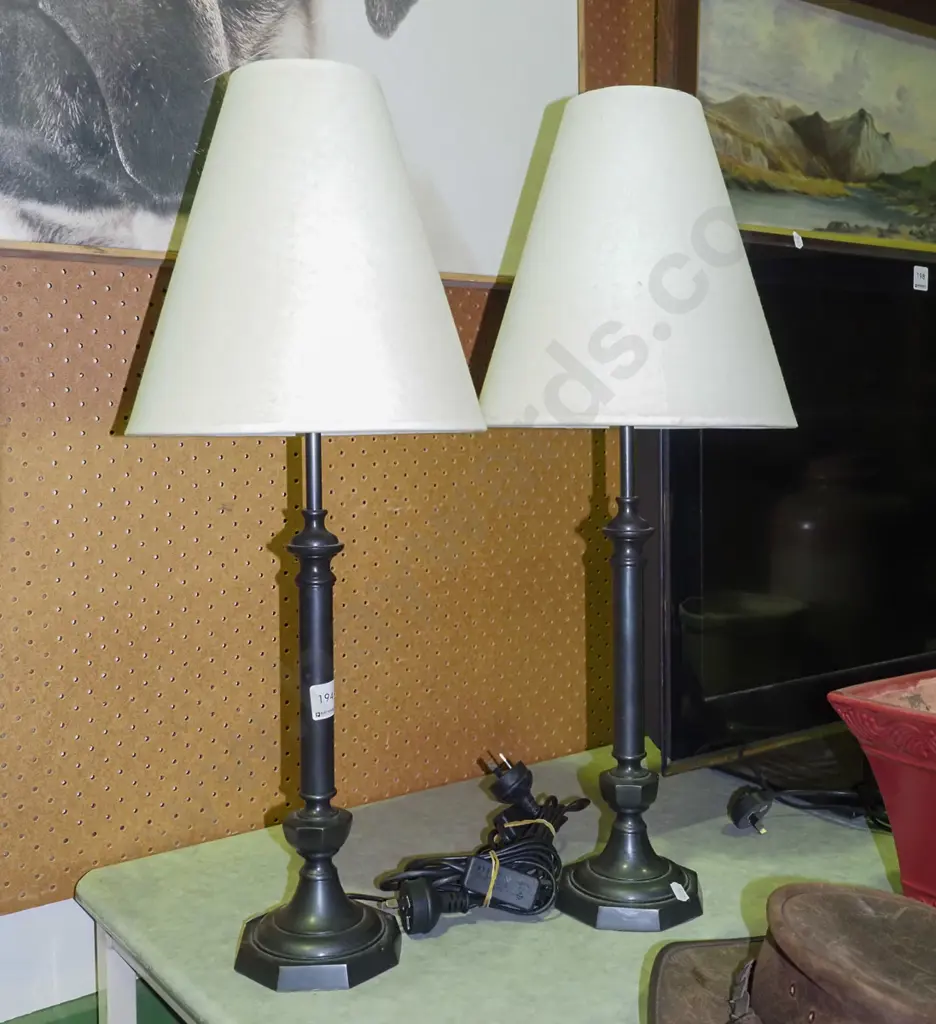 pair of metal based table lamps H640 Image 1++