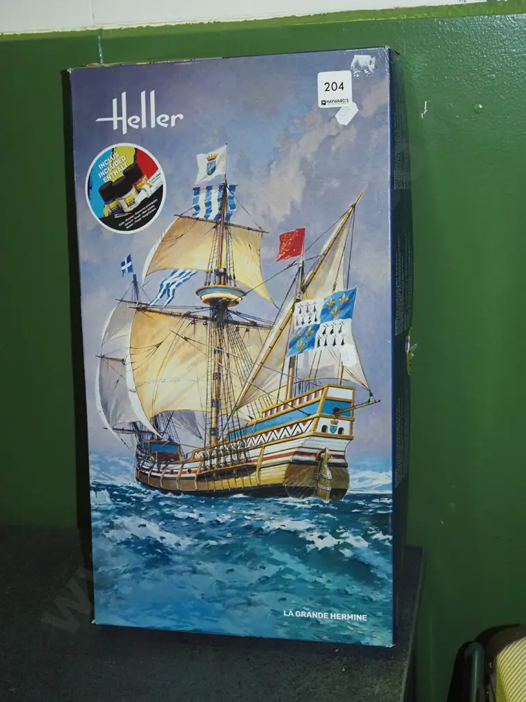 yet to be assembled scale model of La Grande Hermine Image 1++