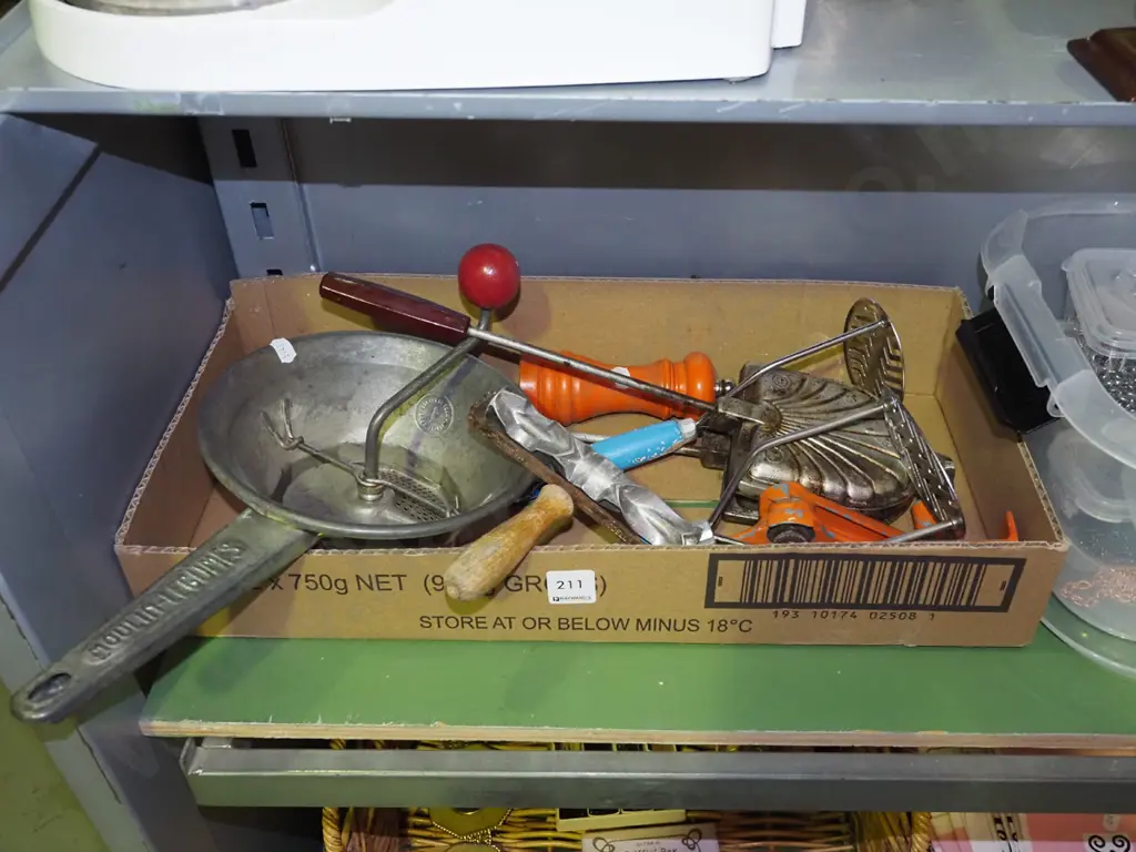 box of kitchen utensils Image 1++