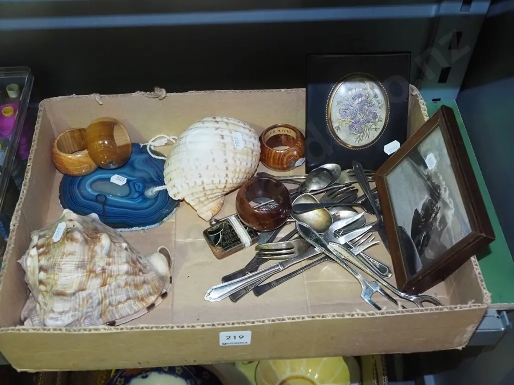 box; cutlery, seashells, napkin rings etc Image 1++
