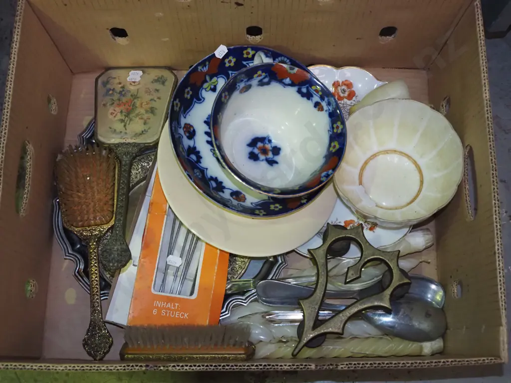 box; salad servers, candles, dressing table set etc Image 1++