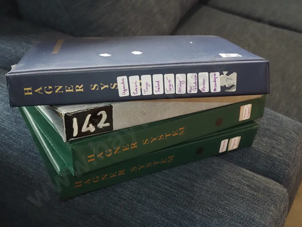 4x stamp albums Image 1++