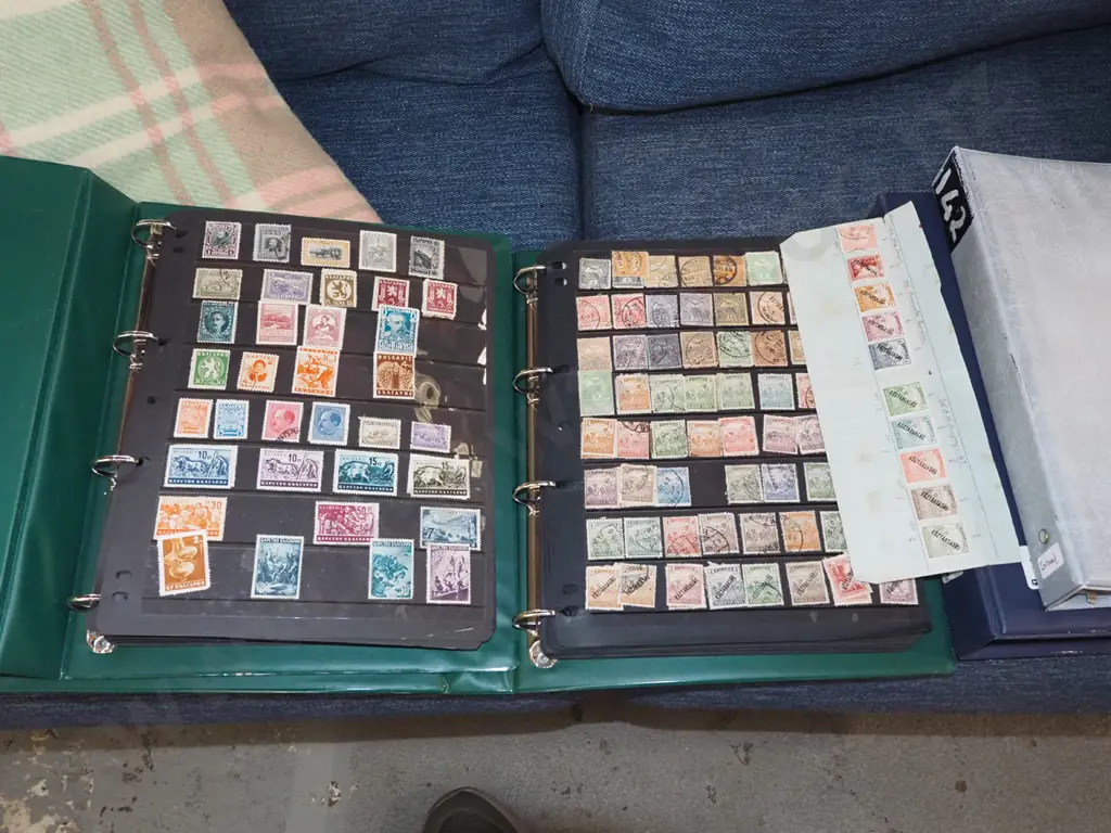 4x stamp albums Image 1++