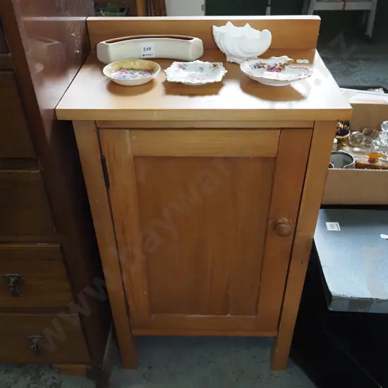 rimu pot cupboard H820 W450 D290'