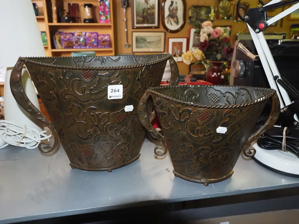 2x pressed metal vases H220 Image 1++