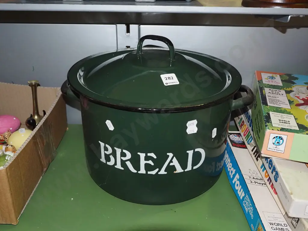 lidded enamel bread pot Image 1++