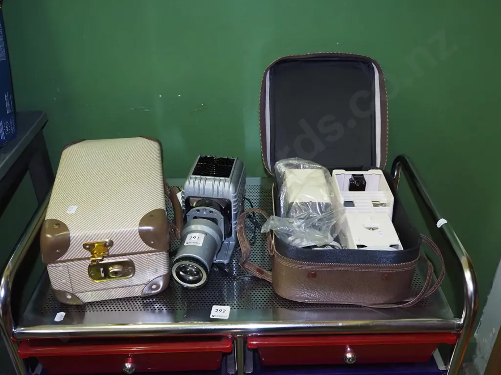 2x vintage slide projectors Image 1++