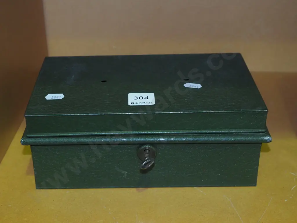 vintage cash box- missing handle - key in office Image 1++