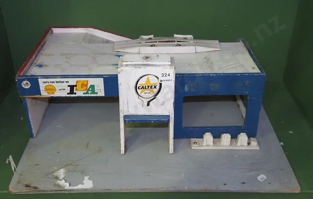 toy wooden garage Image 1++