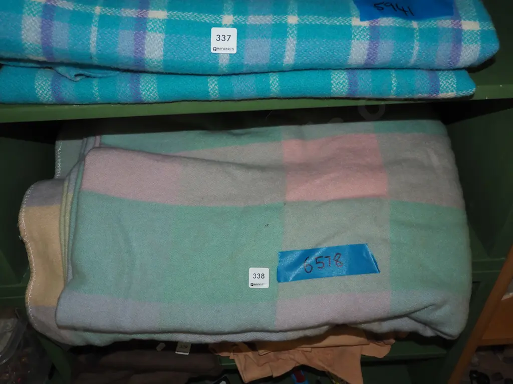 2x woollen blankets Image 1++