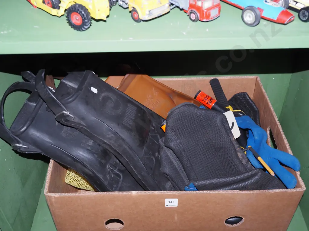 box; dive gear, flippers, gloves etc Image 1++