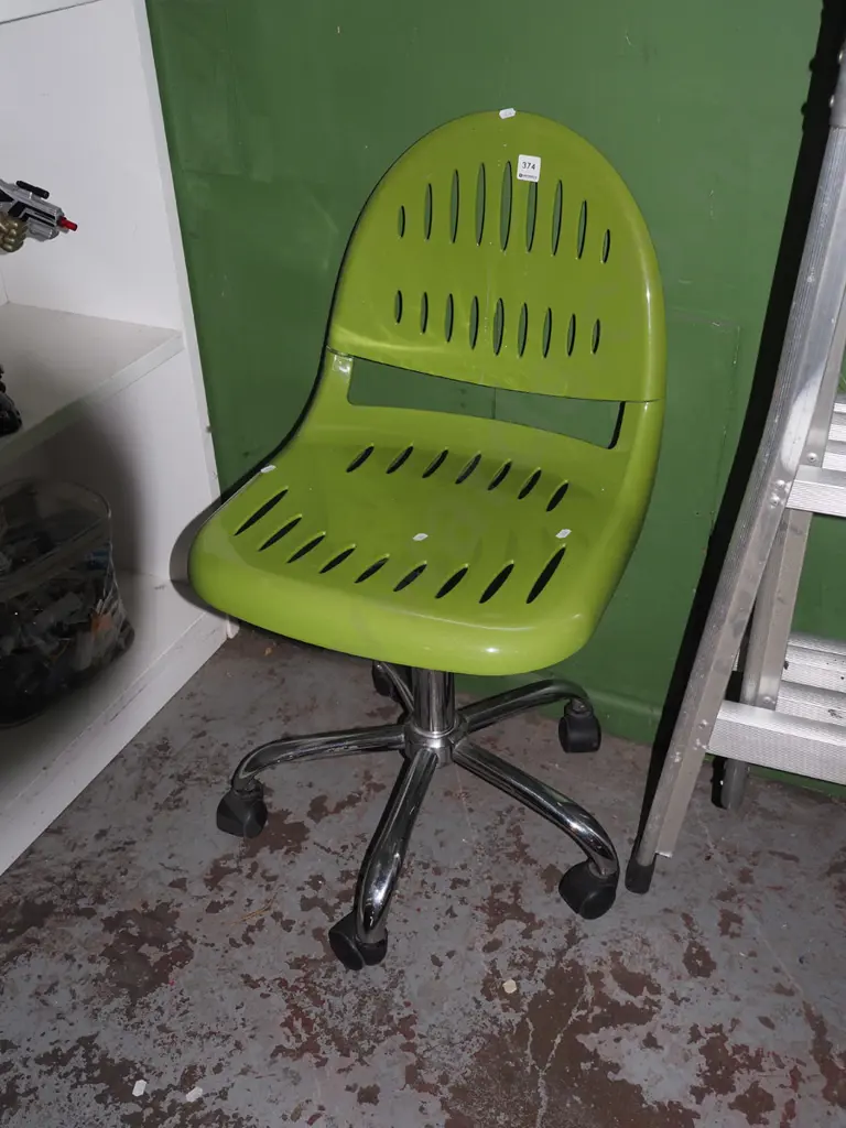 green plastic office chair Image 1++