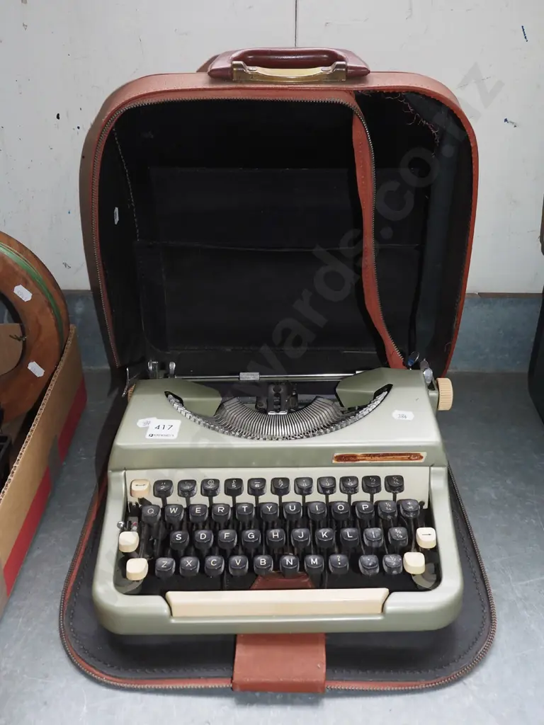 portable vintage typewriter Image 1++
